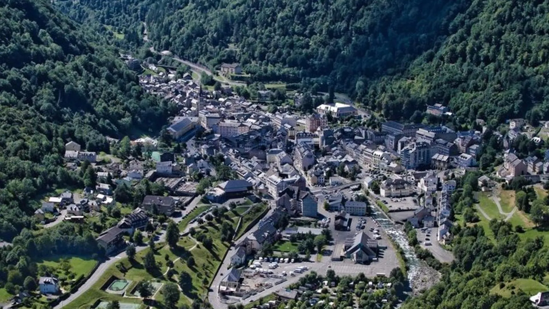Charmant T2 Avec Cuisine Neuve Et Cave Au Centre De Cauterets - Fr-1-401-278